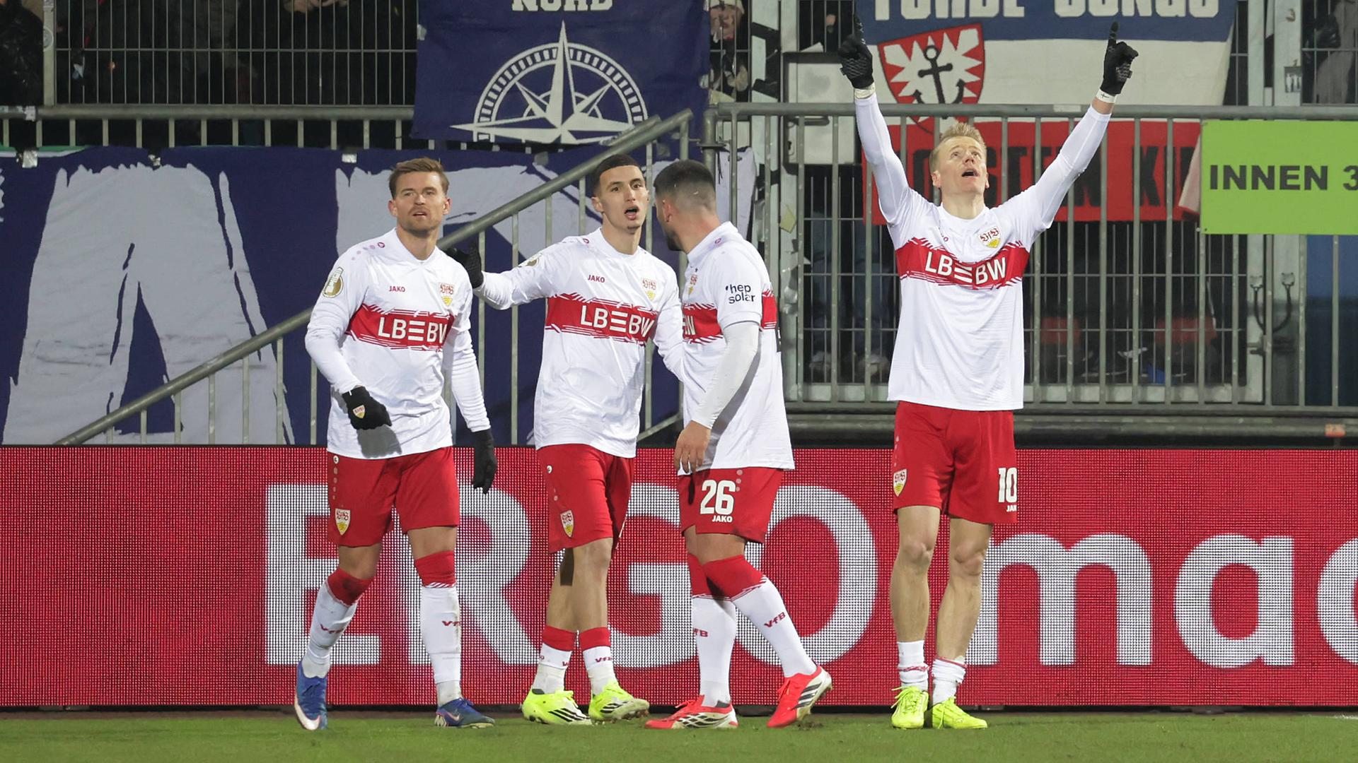 Nach seinem Treffer zum 0:2 für den VfB Stuttgart im Viertelfinale des DFB-Pokals gegen Holstein Kiel, streckt Stuttgarts Flügelspieler Chris Führich jubelnd seine Hände in die Luft