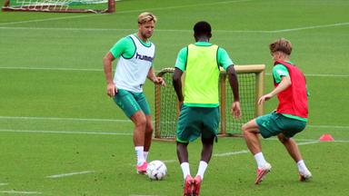  Niclas Füllkrug (l) trainiert mit seinen neuen Teamkollegen bei einer Trainingseinheit von Werder Bremen neben dem Weserstadion.
