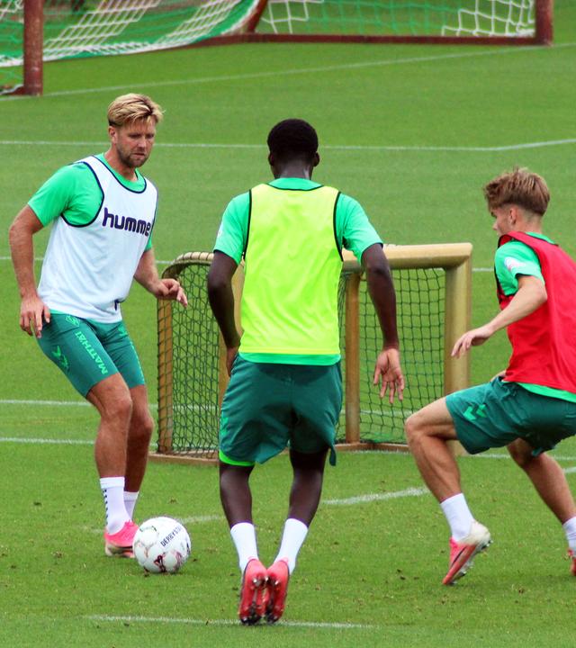  Niclas Füllkrug (l) trainiert mit seinen neuen Teamkollegen bei einer Trainingseinheit von Werder Bremen neben dem Weserstadion.