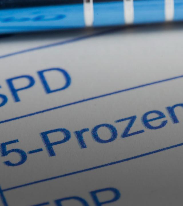 Nahaufnahme von einem symbolischen Stimmzettel mit Text 5-PROZENT-HÜRDE