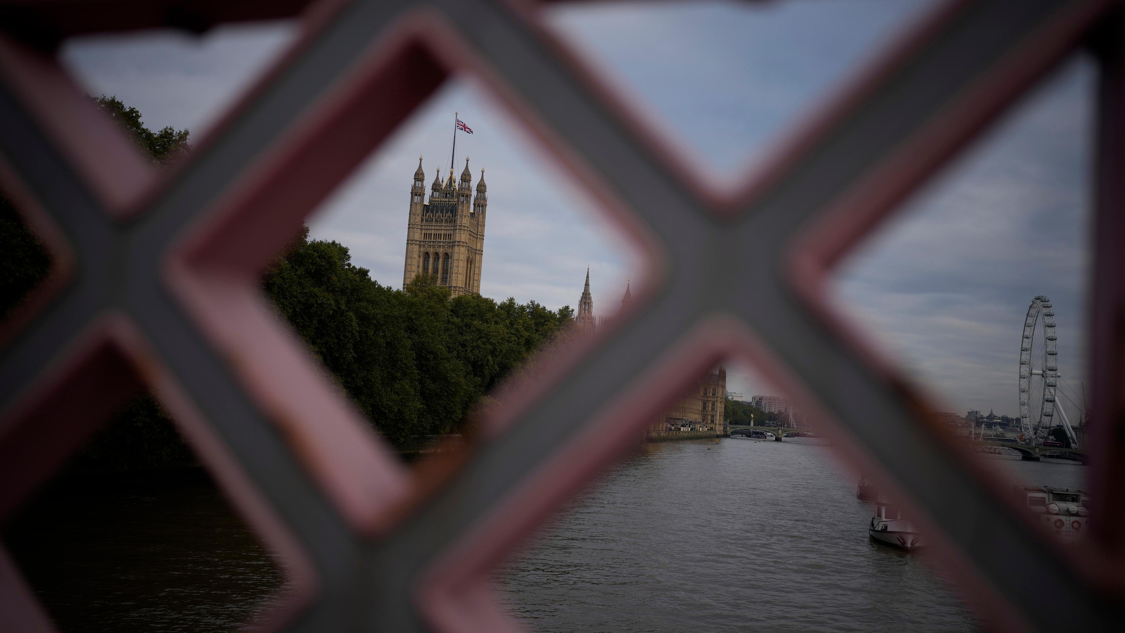 Großbritannien, London: Der Victoria Tower fotografiert hinter einem gitterförmigen Konstrukt. 