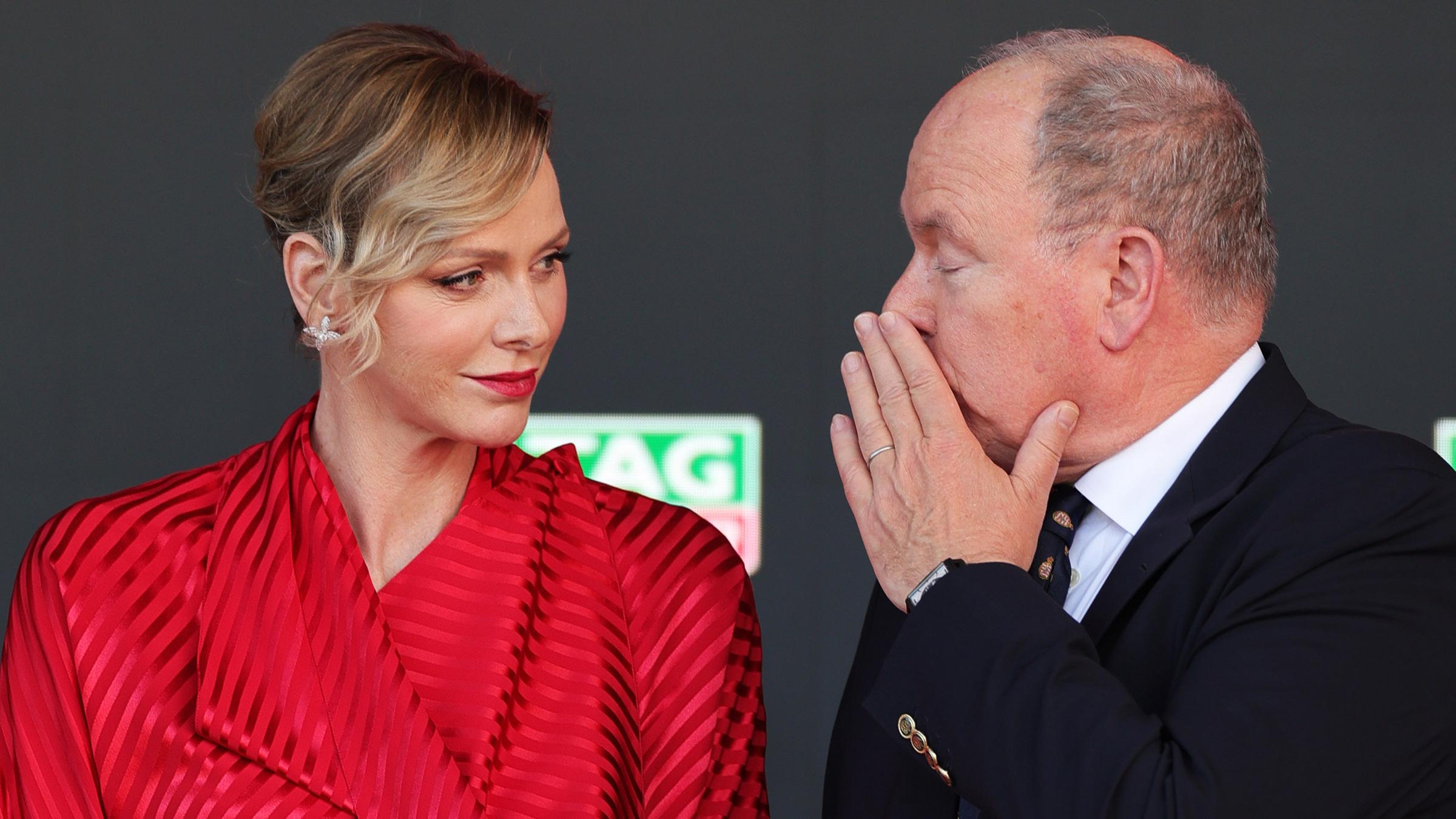 Zur Siegerehrung beim Formel-1-Rennen in Monaco war das Fürstenpaar gemeinsam erschienen. Und offensichtlich hatte Albert seiner Charlène etwas Wichtiges mitzuteilen. (26.05.2025)