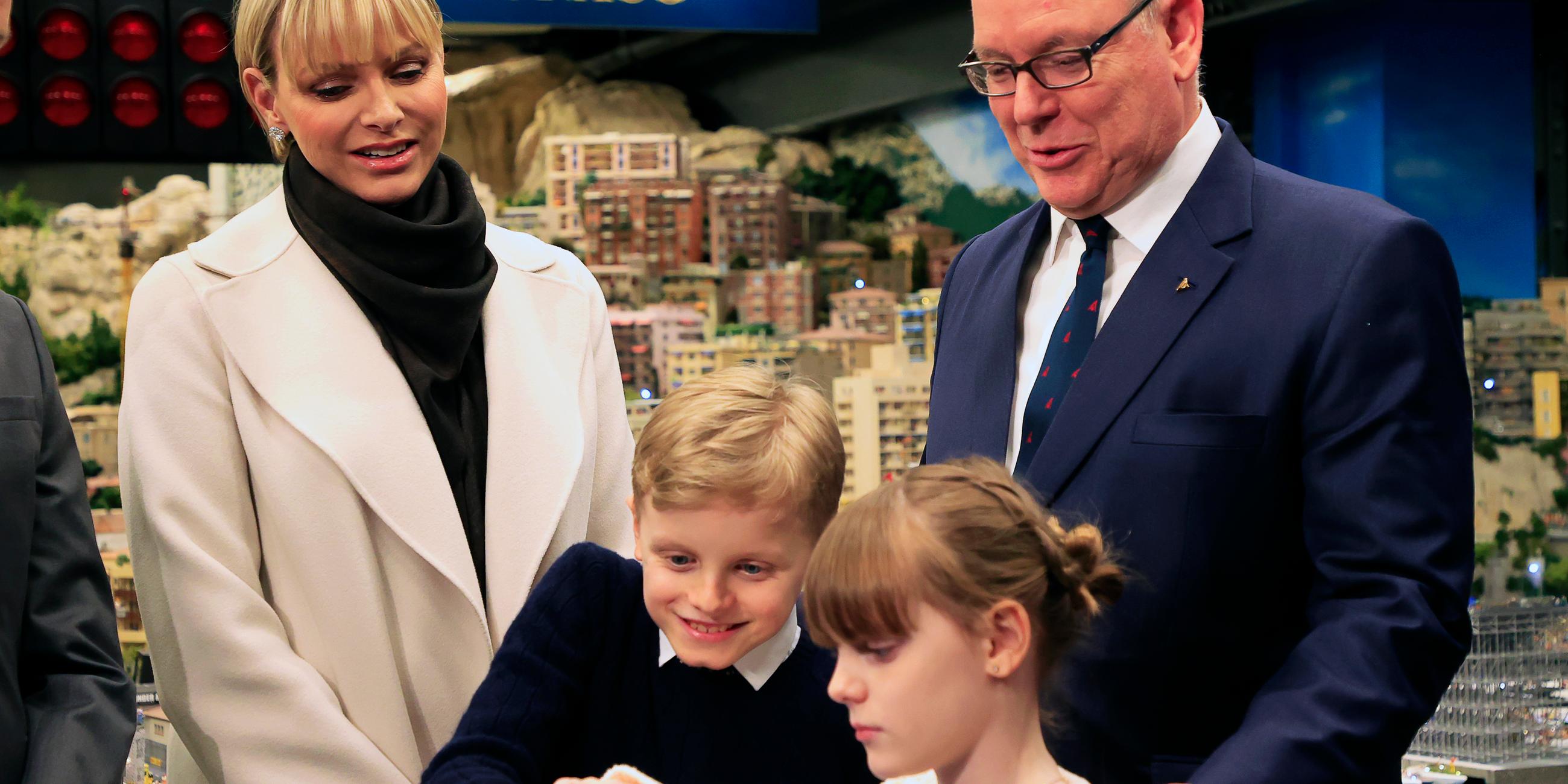 Fürst Albert II. von Monaco mit Familie bei der Eröffnung im Miniatur Wunderland in Hamburg