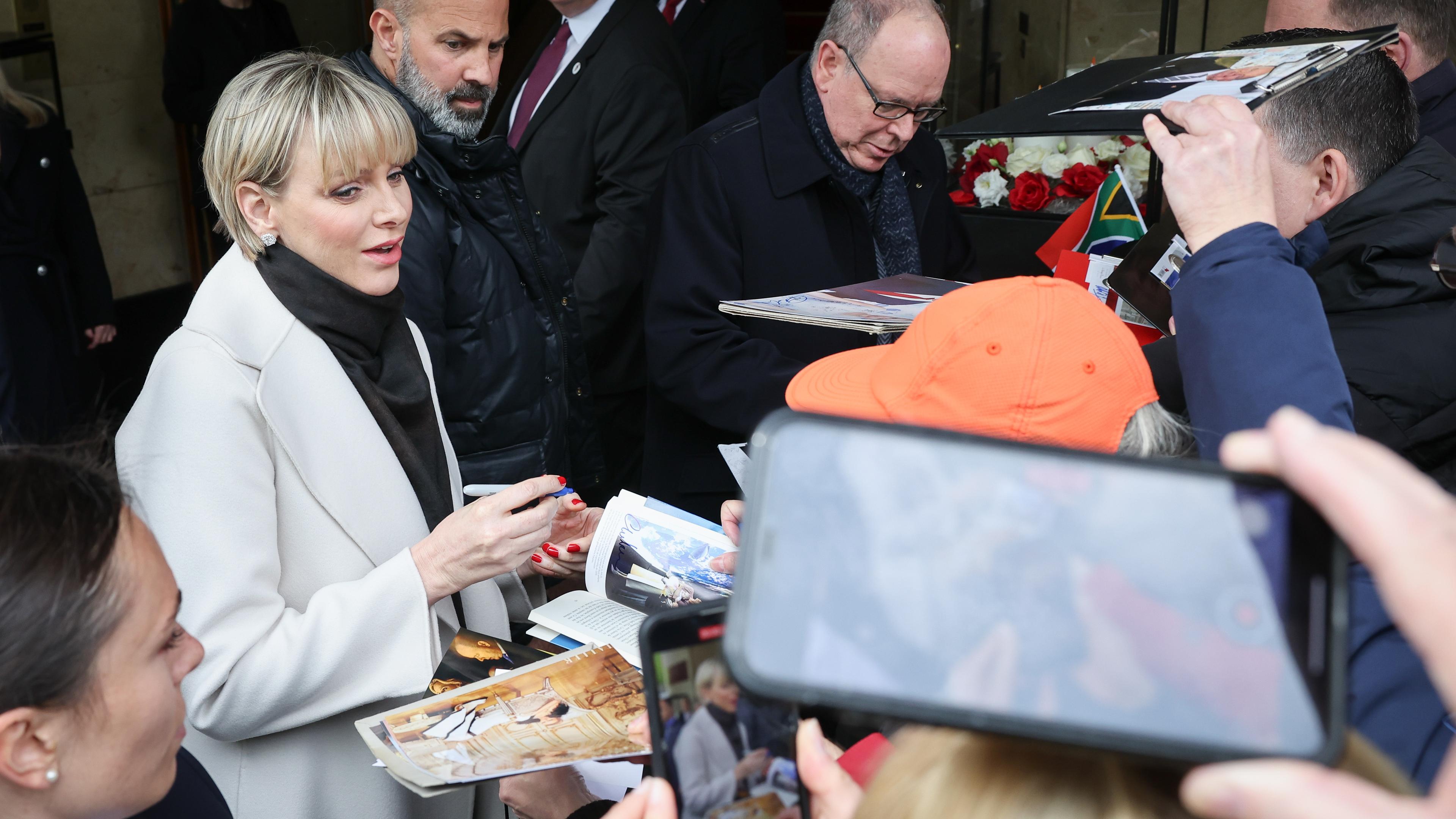 Fürst Albert II. von Monaco und Familie geben Autogramme in Hamburg