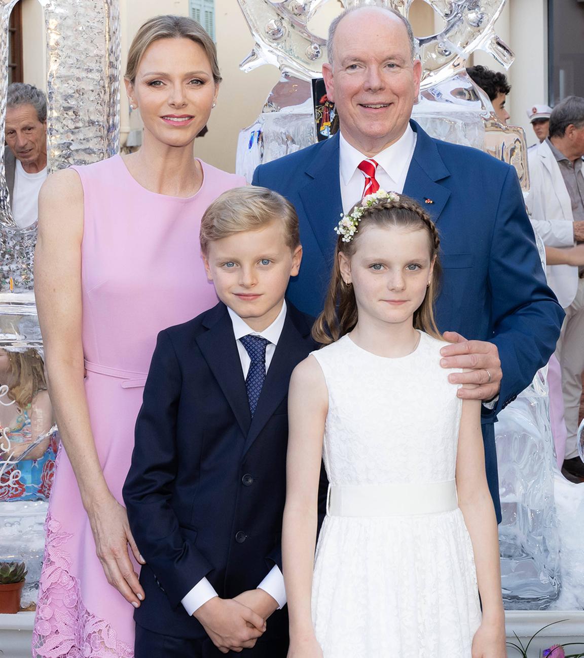 Fürst Albert von Monaco mit seiner Frau und seinen zwei Kindern vor einer prachtvollen Eisskulptur. 