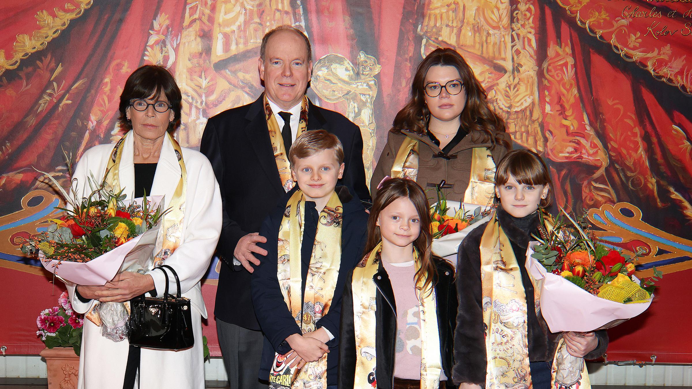 Fürst Albert hatte Spaß beim Internationalen Zirkus Festival von Monte Carlo. Mit dabei: Schwester Stéphanie, ihre Tochter Camille, Alberts Zwillinge Jaques und Gabriella sowie Cousine Bodie. (20.01.2025)