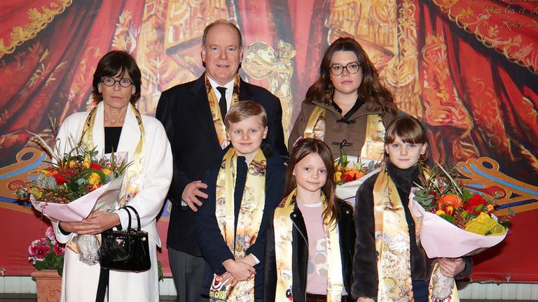 Fürst Albert hatte Spaß beim Internationalen Zirkus Festival von Monte Carlo. Mit dabei: Schwester Stéphanie, ihre Tochter Camille, Alberts Zwillinge Jaques und Gabriella sowie Cousine Bodie. (20.01.2025)