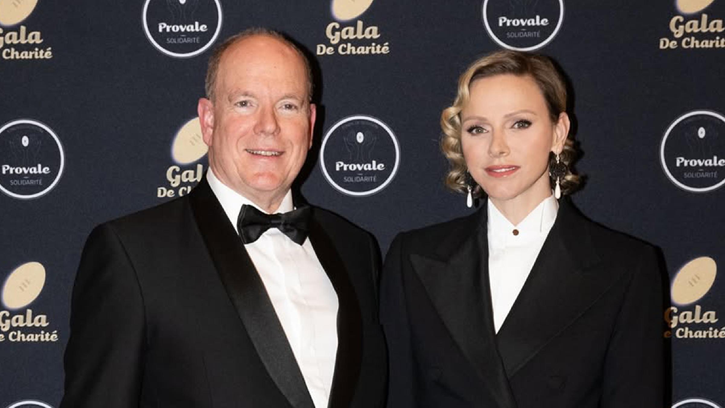 Monacos Fürstenpaar im Partnerlook bei einer französischen Benefizgala. Dafür hatte Charlene das kleine Schwarze gegen einen schwarzen Anzug getauscht. Nicht minder elegant. (17.03.2025)
