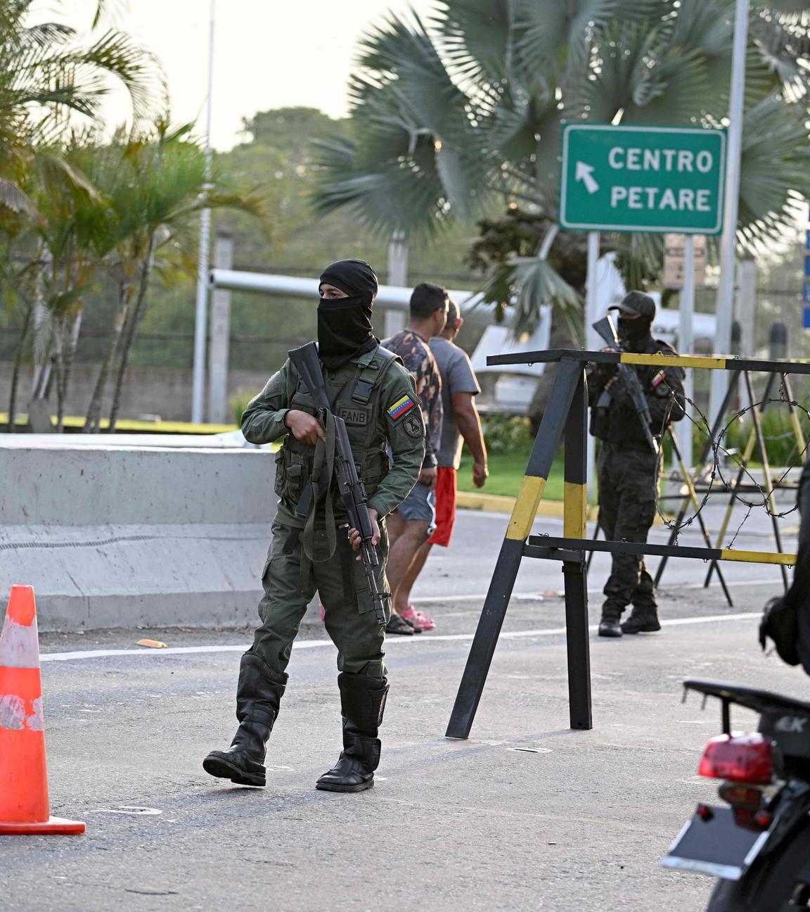 Ein Mitglied der Nationalgarde steht in Caracas an einem Eingang zum Fuerte Tiuna, Venezuelas größtem Militärkomplex, Wache.
