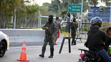 Ein Mitglied der Nationalgarde steht in Caracas an einem Eingang zum Fuerte Tiuna, Venezuelas größtem Militärkomplex, Wache.
