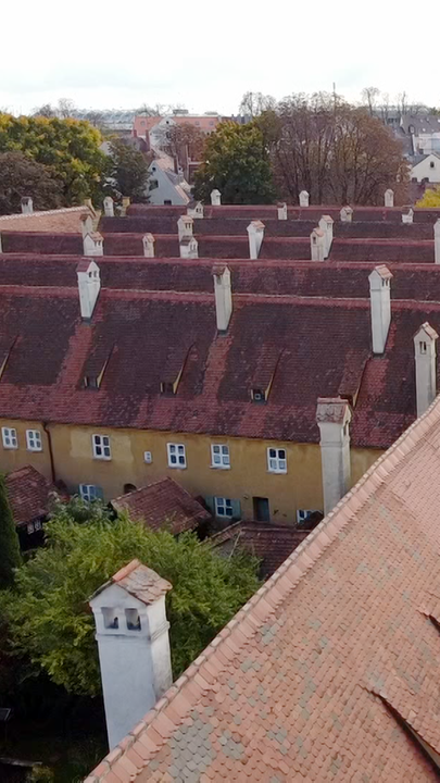 Gelbe Häuser in Augsburg von oben