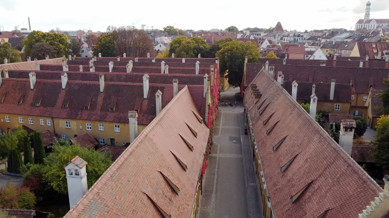 Gelbe Häuser in Augsburg von oben