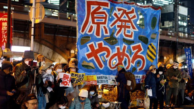 Menschen protestieren zum 15. Jahrestag der Fukushima-Katastrophe vor dem Hauptsitz der Tokyo Electric Power Company gegen Atomkraft.