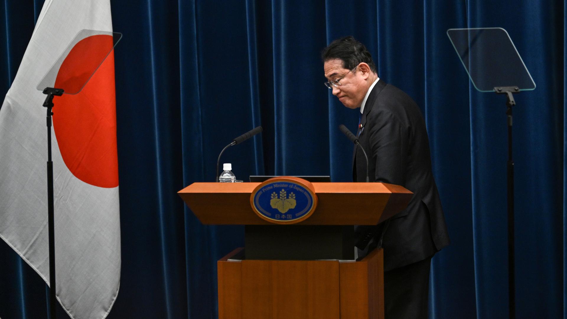 Japans Ministerpräsident Fumio Kishida wendet sich vom Redepult ab.