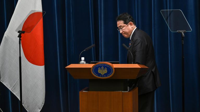 Kishida wendet sich vom Redepult ab.