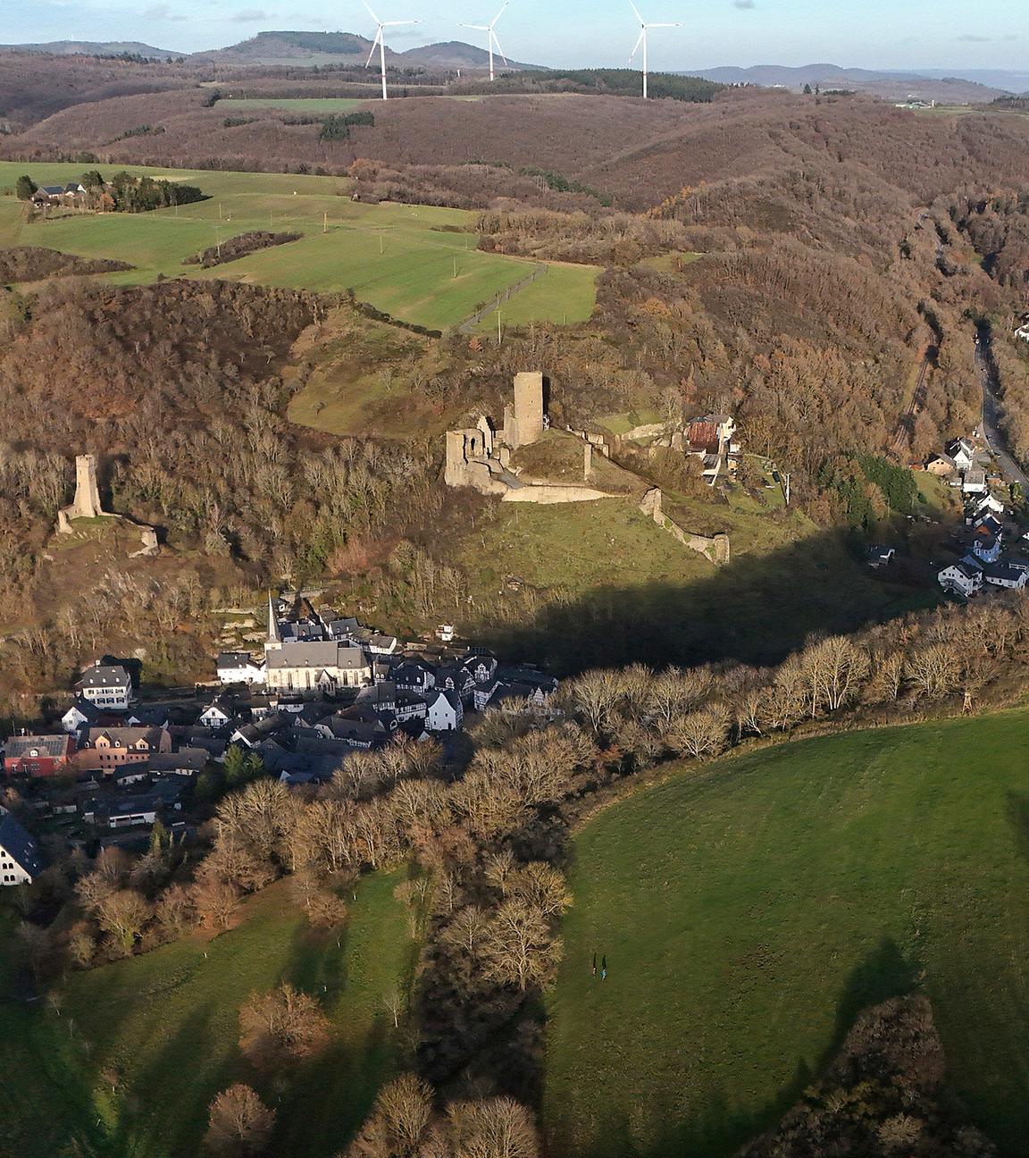 Das Luftbild zeigt die Ortschaft Monreal im Landkreis Mayen-Koblenz. Dort wurde am Freitag eine Leiche in einem Waldstück bei Monreal entdeckt, aufgenommen am 01.12.2025