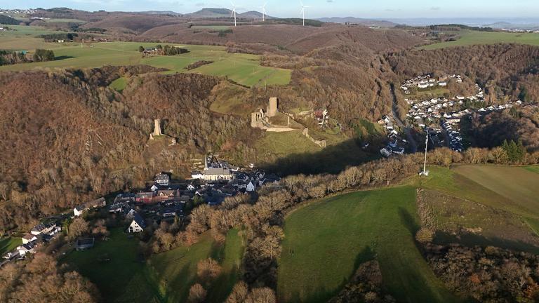 Das Luftbild zeigt die Ortschaft Monreal im Landkreis Mayen-Koblenz. Dort wurde am Freitag eine Leiche in einem Waldstück bei Monreal entdeckt, aufgenommen am 01.12.2025
