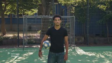 Fußballprofi Francis Onyeka auf einem Bolzplatz.