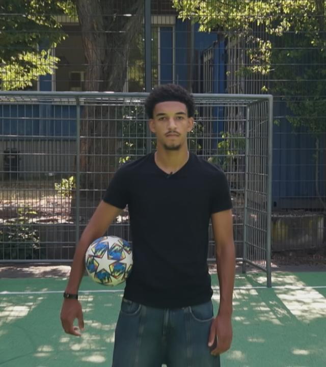 Fußballprofi Francis Onyeka auf einem Bolzplatz.