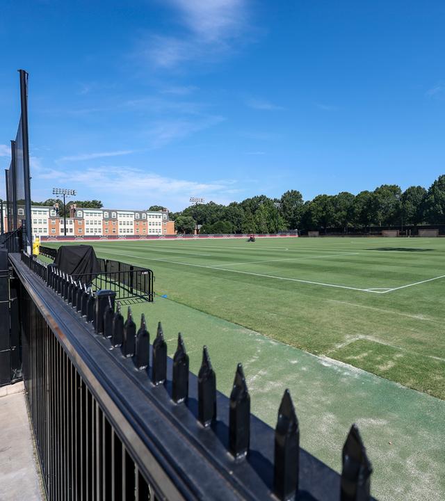 Ein Greenkeeper mäht den Rasen auf einem der Fußballplätze im DFB-Trainingszentrum auf dem Gelände der Wake Forest University am 07.06.2026, in Winston-Salem, USA.