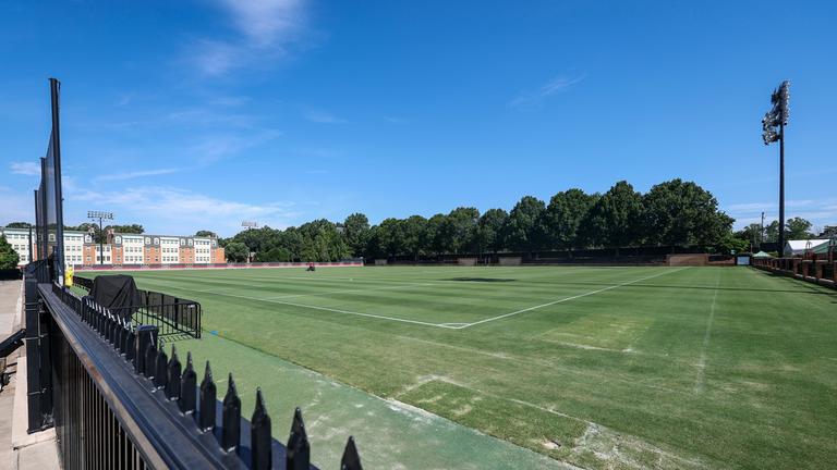 Ein Greenkeeper mäht den Rasen auf einem der Fußballplätze im DFB-Trainingszentrum auf dem Gelände der Wake Forest University am 07.06.2026, in Winston-Salem, USA.