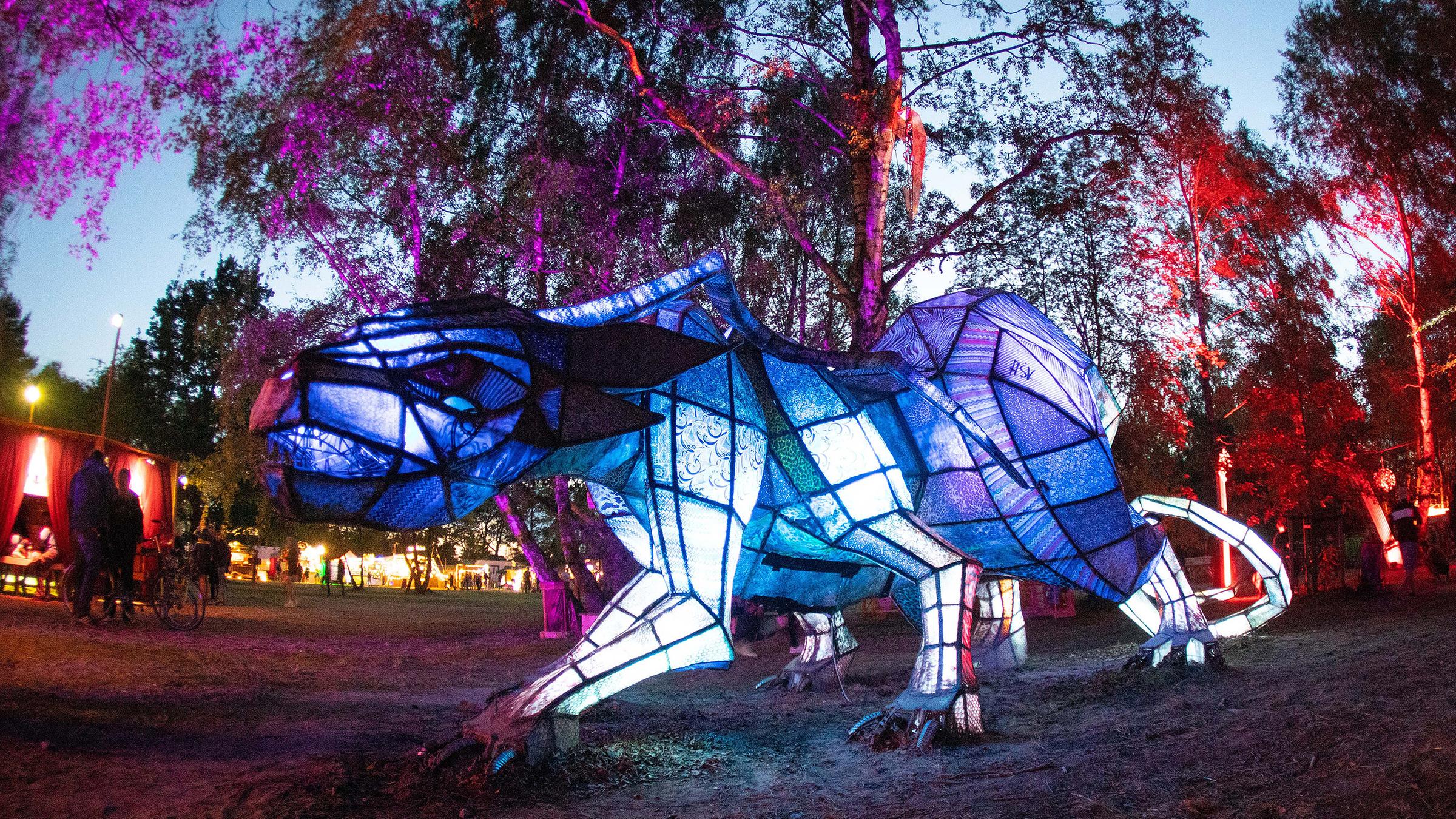 Eine leuchtende Skulptur ist auf dem Gelände des Fusion-Festival 2019 zu sehen. 