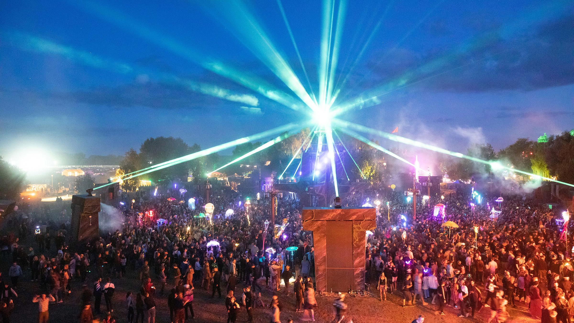 Festivalbesucher tanzen an der Turmbühne auf dem Gelände des Fusion-Festival 2019.
