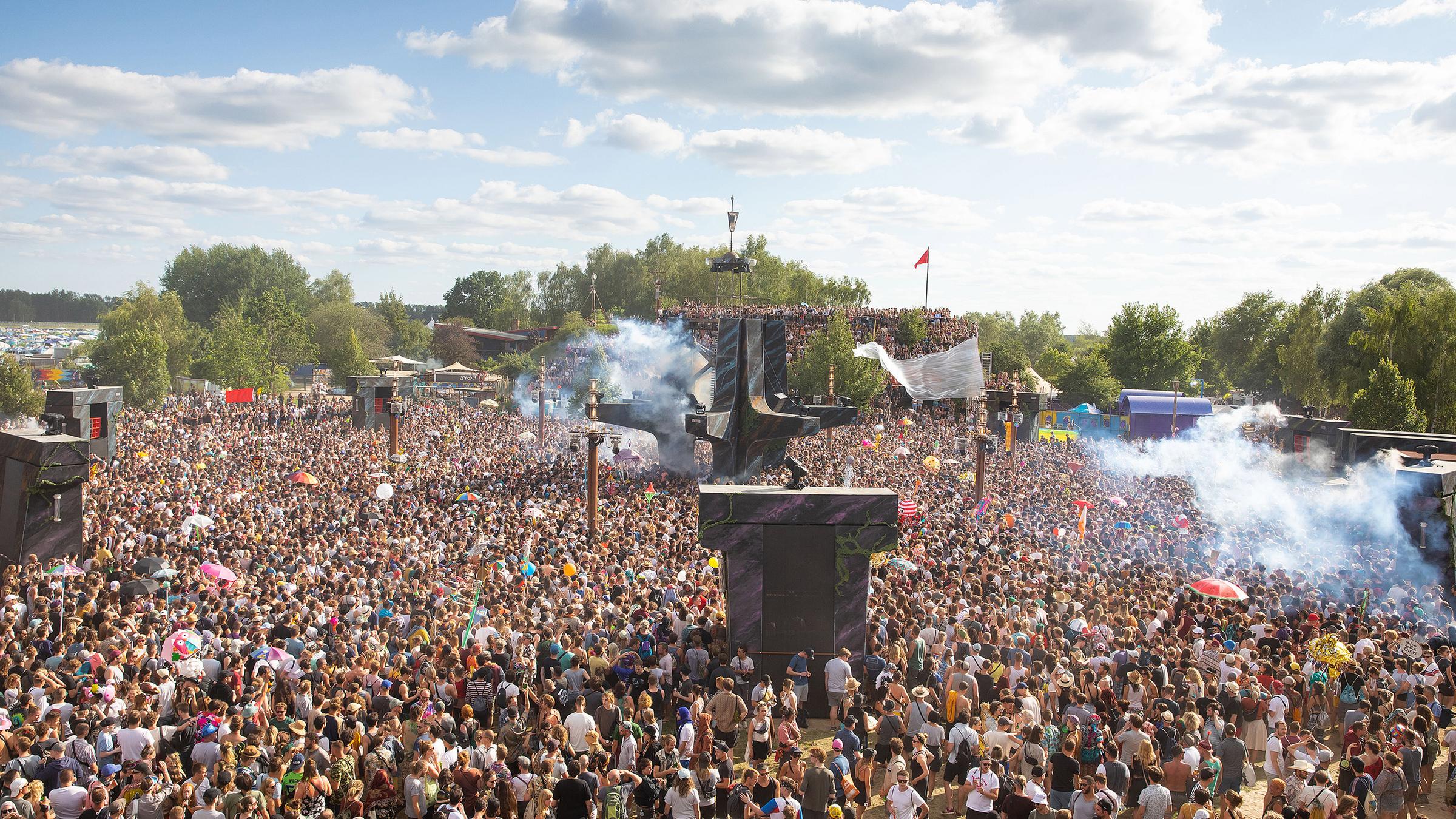 Festivalbesucher feiern die Eröffnung der Turmbühne.