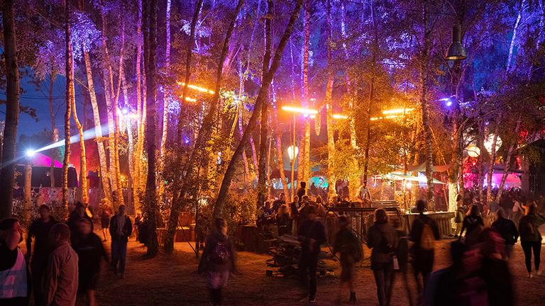 Festivalbesucher auf dem Gelände.