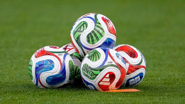 Fußbälle der Marke adidas liegen auf einem Fußballrasen am 10.10.2025.