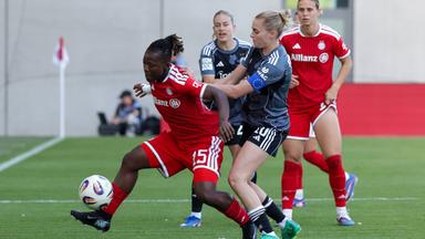 Fussball, Frauen-Bundesliga, FC Bayern München - Eintracht Frankfurt: Kakounan Amani (FC Bayern München), Laura Freigang (Eintracht Frankfurt)