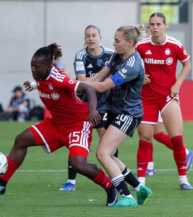 Fussball, Frauen-Bundesliga, FC Bayern München - Eintracht Frankfurt: Kakounan Amani (FC Bayern München), Laura Freigang (Eintracht Frankfurt)