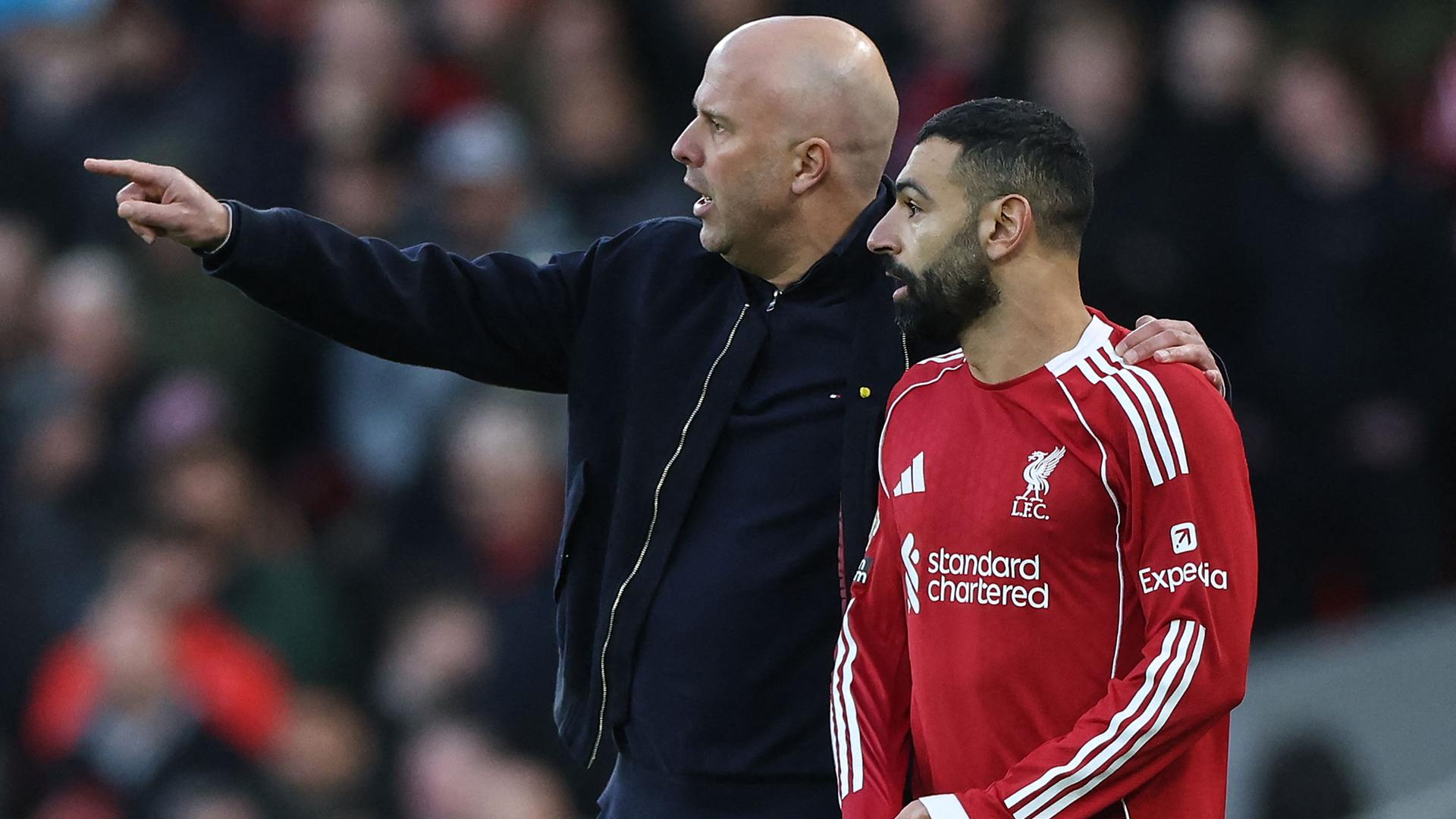 FC Liverpool Trainer Arne Slot (links) mit Spieler Mohamed Salah (rechts) beim Spiel gegen Tottenham 