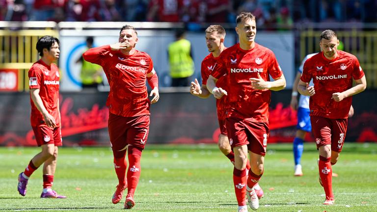 Kaiserslauterns Torschütze Marlon Ritter (2.v.l.) bejubelt mit Mannschaftskollegen sein Tor zum 1:1. Foto