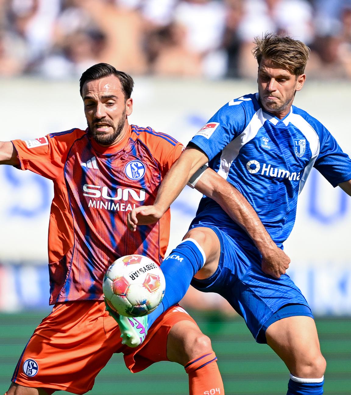 Fußball: 2. Bundesliga, 1. FC Magdeburg - FC Schalke: Kenan Karaman (Schalke 04) und Marcus Mathisen (Magdeburg) kämpfen um den Ball.