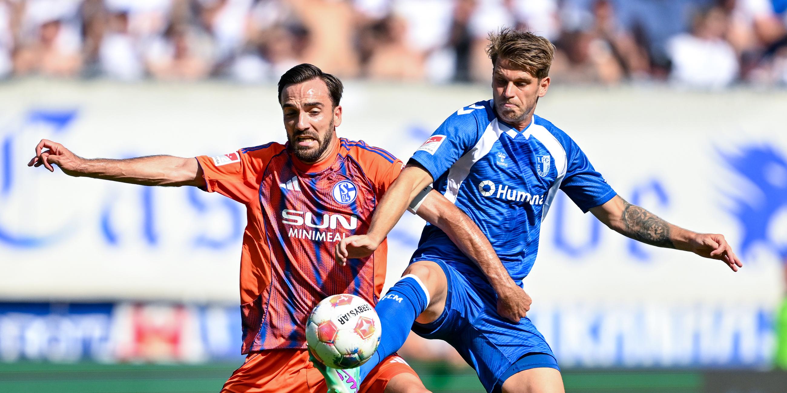 Fußball: 2. Bundesliga, 1. FC Magdeburg - FC Schalke: Kenan Karaman (Schalke 04) und Marcus Mathisen (Magdeburg) kämpfen um den Ball.