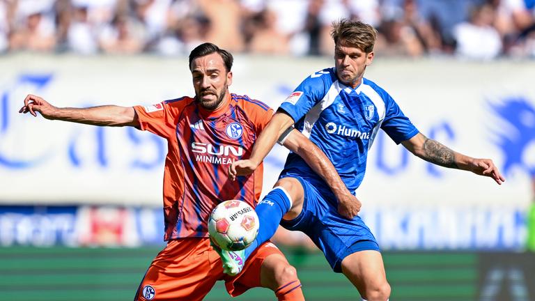 Fußball: 2. Bundesliga, 1. FC Magdeburg - FC Schalke: Kenan Karaman (Schalke 04) und Marcus Mathisen (Magdeburg) kämpfen um den Ball.