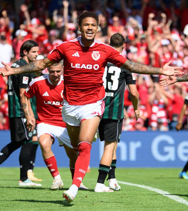 Brandenburg, Cottbus: Fußball, Männer: 2. Bundesliga, FC Energie Cottbus - Hannover 96, 1. Spieltag, LEAG Energie Stadion, Justin Butler (FC Energie Cottbus, l) jubelt nach seinem Tor zum 3:1 mit Leonardo Bittencourt (FC Energie Cottbus).