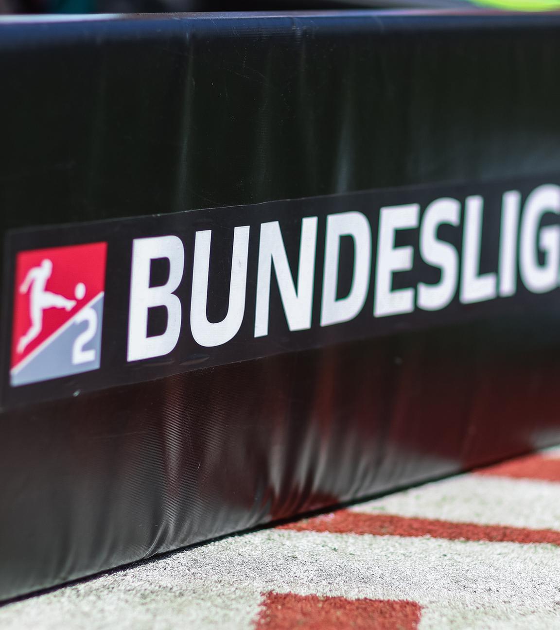 Eine Bande am Rand des Spielfelds mit der Aufschrift Bundesliga und dem Logo der 2. Bundesliga