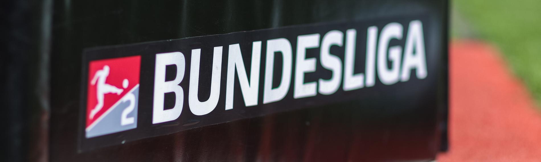 Eine Bande am Rand des Spielfelds mit der Aufschrift Bundesliga und dem Logo der 2. Bundesliga