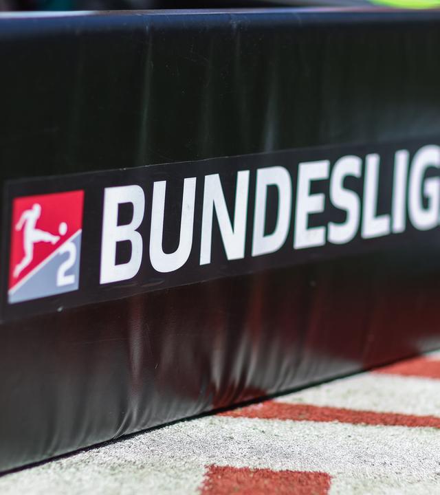 Eine Bande am Rand des Spielfelds mit der Aufschrift Bundesliga und dem Logo der 2. Bundesliga