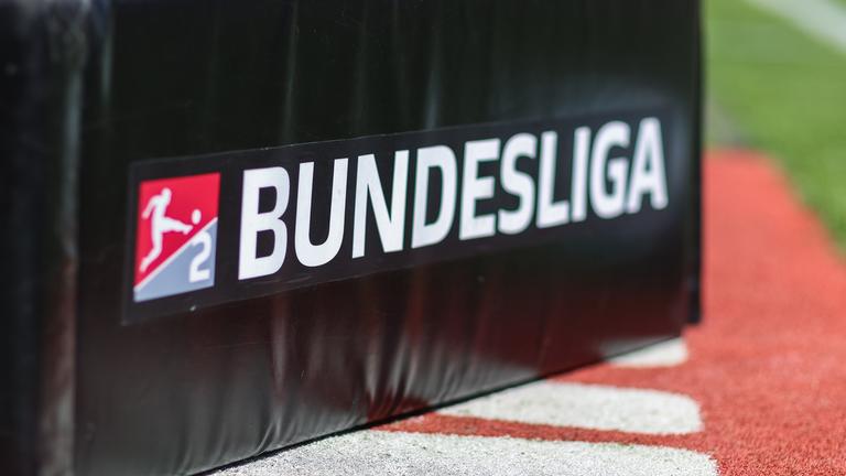 Eine Bande am Rand des Spielfelds mit der Aufschrift Bundesliga und dem Logo der 2. Bundesliga