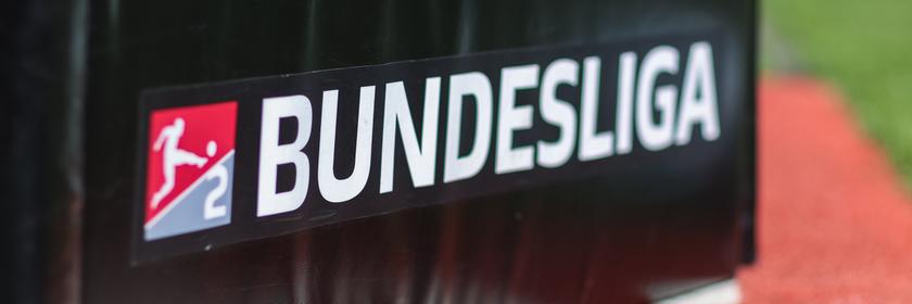 Eine Bande am Rand des Spielfelds mit der Aufschrift Bundesliga und dem Logo der 2. Bundesliga