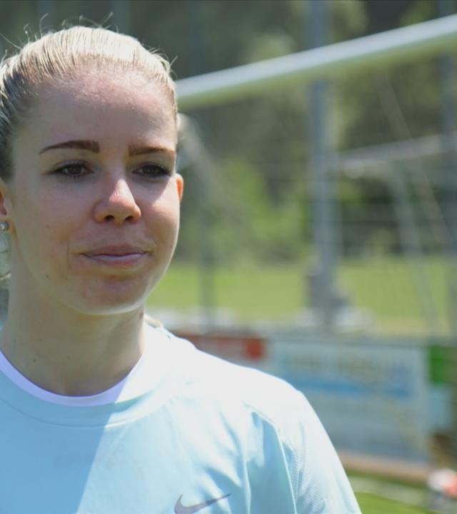 Fußballerin Laura Schneider schaut in die Kamera