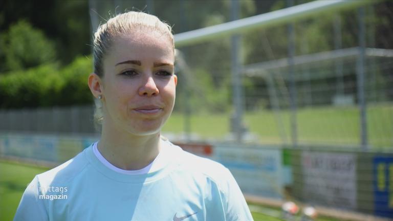 Fußballerin Laura Schneider schaut in die Kamera