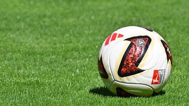 "Torfabrik": Der Ball der Bundesliga-Saison 2026/2027 auf dem Rasen.