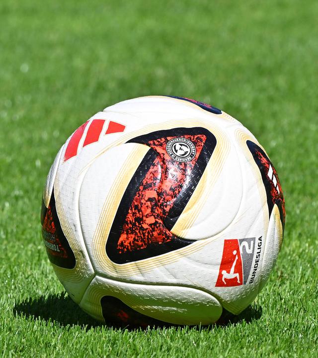 "Torfabrik": Der Ball der Bundesliga-Saison 2026/2027 auf dem Rasen.