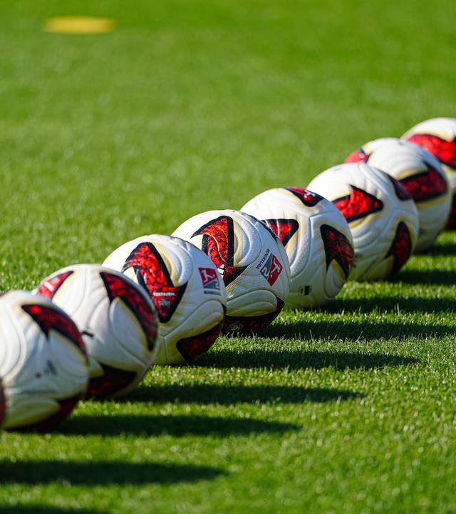 "Torfabrik": Bälle der Bundesliga-Saison 2026/2027 auf dem Rasen.
