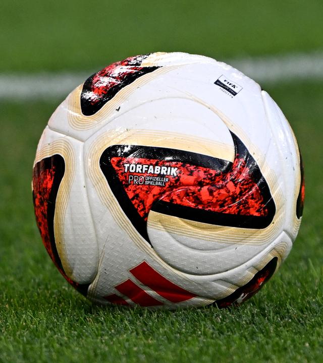 Der offizielle Spielball "Torfabrik Pro" von Adidas liegt auf dem Rasen am 22.08.2026 in Dortmund. 