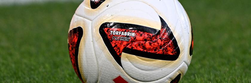 Der offizielle Spielball "Torfabrik Pro" von Adidas liegt auf dem Rasen am 22.08.2026 in Dortmund. 
